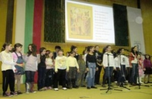 Професионалисти обучават безплатно млади музиканти