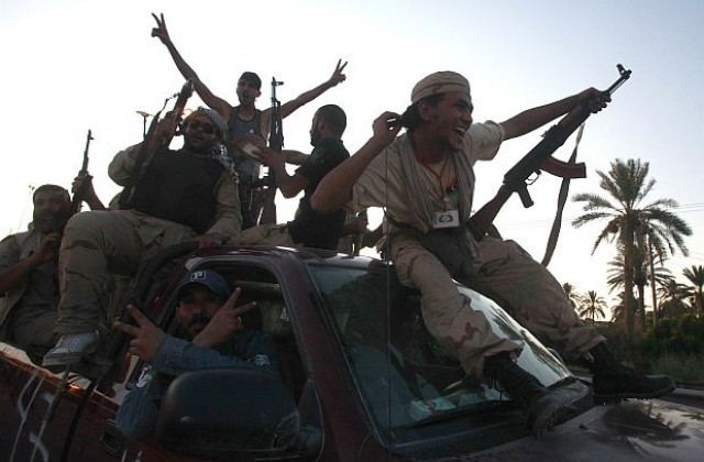 Режимът на Кадафи рухва, но страховете за бъдещето на Либия остават