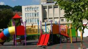 Изградиха детска площадка пред спортната зала