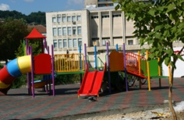 Изградиха детска площадка пред спортната зала