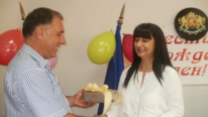 Кметица получи паве за рождения си ден