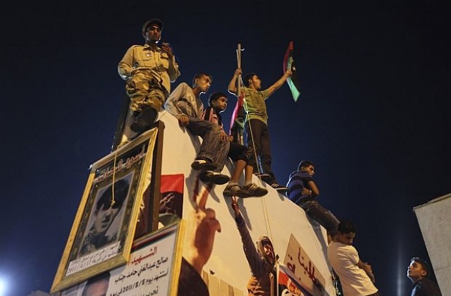 Резиденцията на Кадафи е подложена на непрекъсната атака