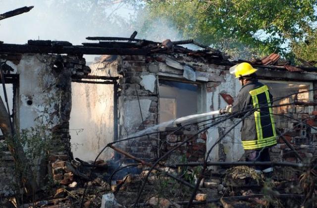Изгоря вила до жп-гарата в Хасково