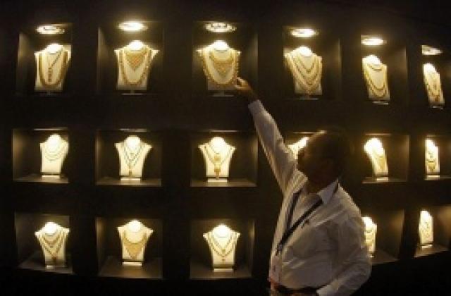 Долърът поевтинява към еврото, цената на златото пада