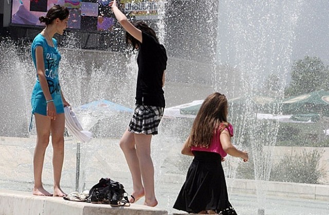 Предупреждават за високи температури в 13 области на страната