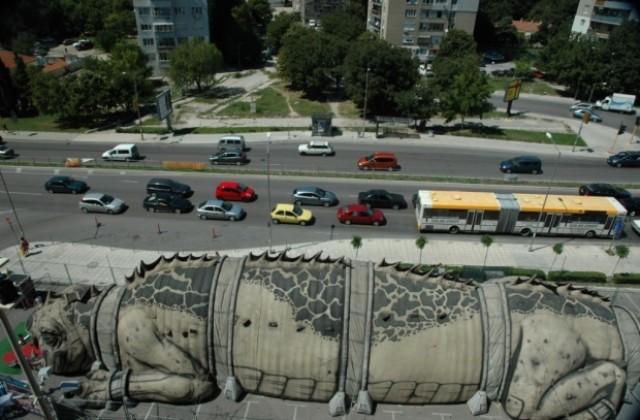 Гигантски динозавър от Холивуд пристигна във Варна