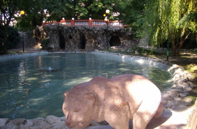 Възстановиха езерото с мечката в Градската градина