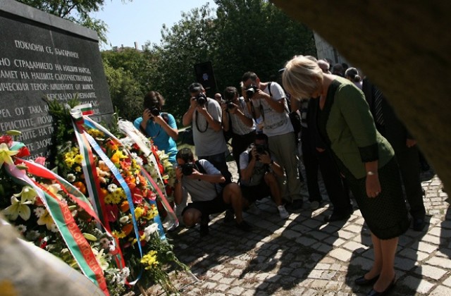 Днес няма място за тоталитарни режими, смята Цецка Цачева