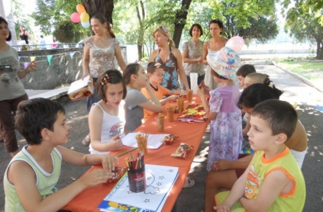 Демонстрират барабанна терапия за деца аутисти