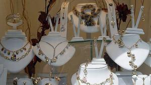 Семейни бижута се превръщат в кюлчета злато