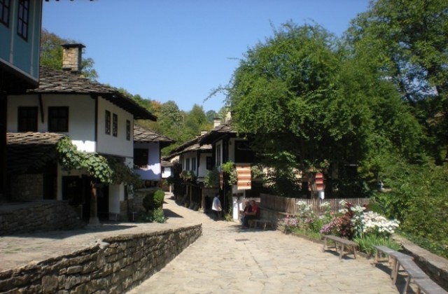 Откриват изложбата Традиционни празници в Етъра