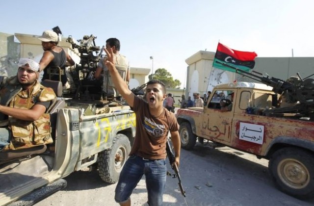 Бунтовници влязоха в дома на Кадафи. Резиденцията Баб ал Азизия е превзета