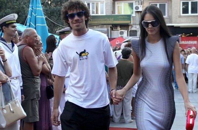 Звезди от Под прикритие и Стъклен дом на червения килим във Варна