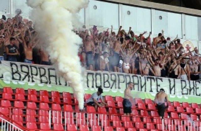 Фенове с бомбички, димки и песни надъхаха ЦСКА преди Стяуа