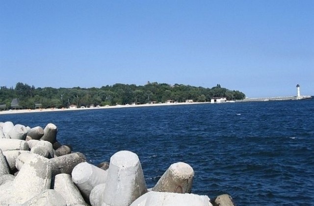 Гръцки десантен кораб акостира във Варна