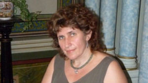 Русенски етнолог показва плетене на мънистени накити в Етъра