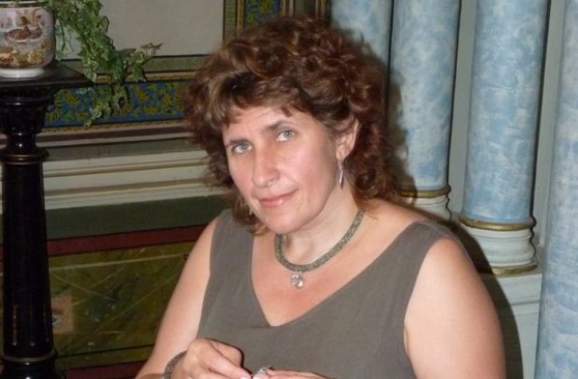 Русенски етнолог показва плетене на мънистени накити в Етъра