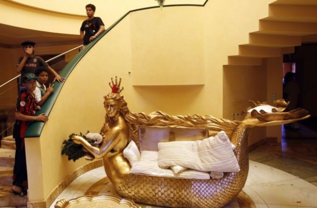 Резиденциите на хората от клана на Кадафи разкриват черти от характера им