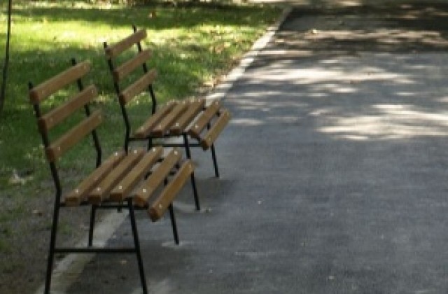 Бетонират пейки в земята за да не ги крадат