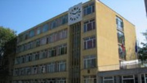 Училище за милиони тъне в нищета