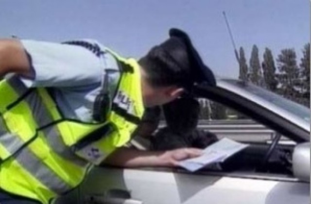 Шофьор без книжка не спря на полицаи