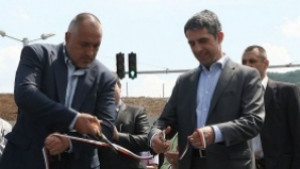 Премиерът Борисов реже лентата на площада