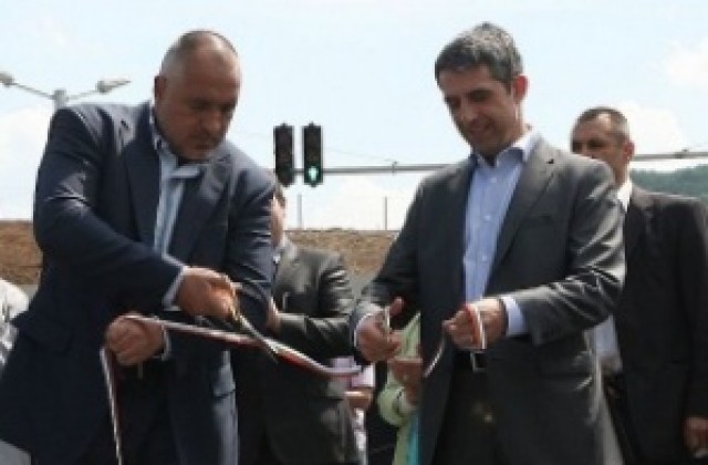 Премиерът Борисов реже лентата на площада