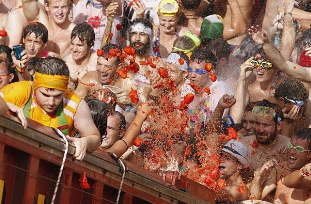 Десетки хиляди се замерваха с домати в Испания