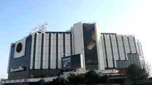 Тийнейджърка падна от балкон на НДК