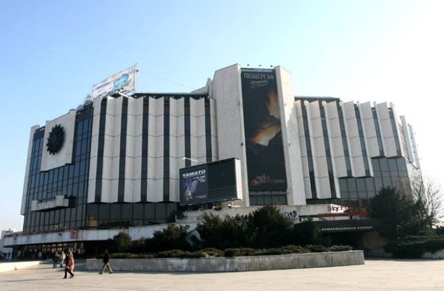 Тийнейджърка падна от балкон на НДК