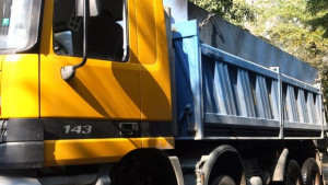 Почистват шумоизолиращата стена на бул Брюксел