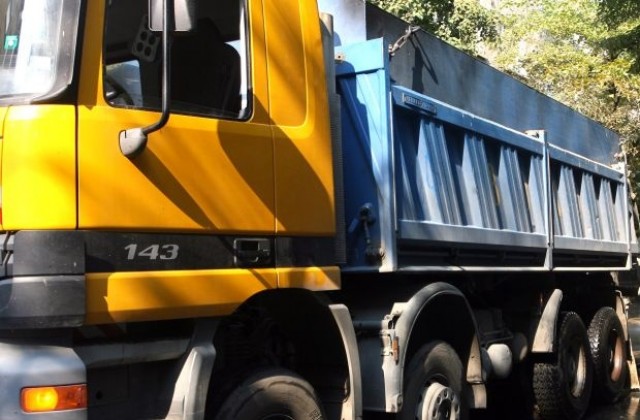 Почистват шумоизолиращата стена на бул. „Брюксел”