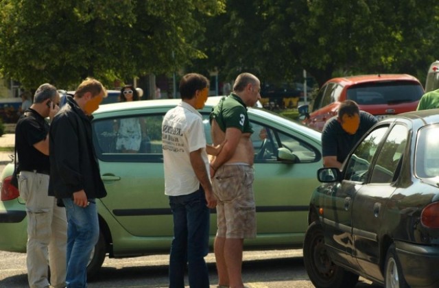 Решават дали да оставят в ареста фалшификаторите