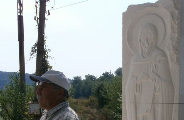 Скулптура на Св. Димитър Басарбовски се издига до входа на манастира