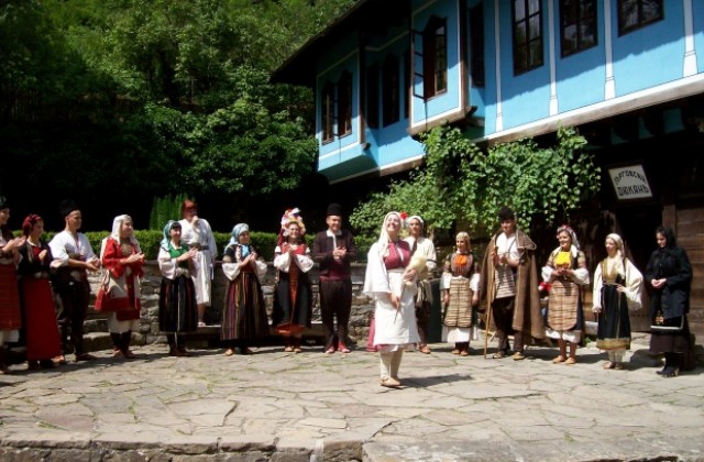 Кюстендилски носии на панаира в Етъра