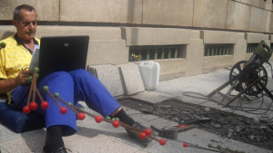 Синдикалист гледа филм в знак на протест