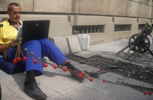 Синдикалист гледа филм в знак на протест