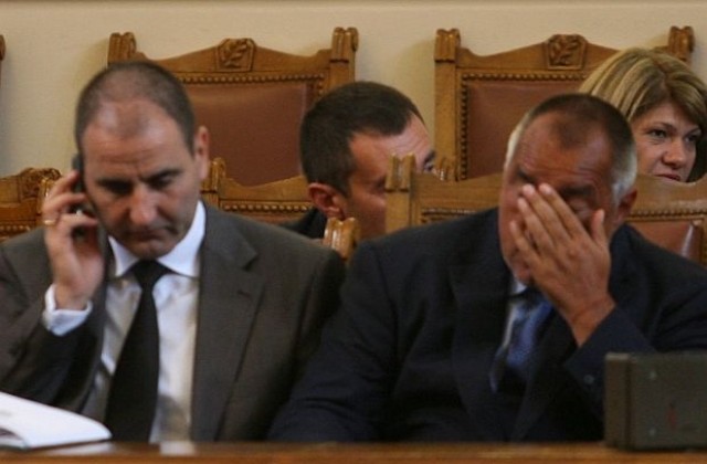 Ройтерс: Кабинетът Борисов подложен на все по-силна атака