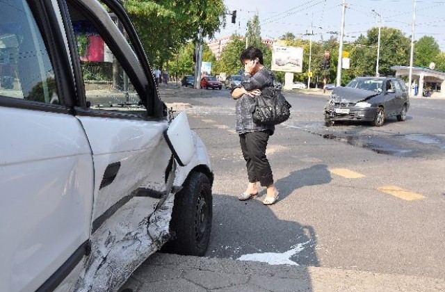 Катастрофа до Цигарената в Хасково потроши две коли