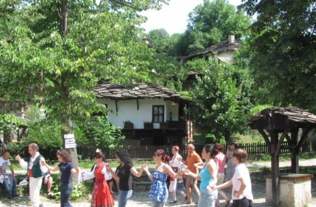 Фолклорна куклена постановка на Боженци