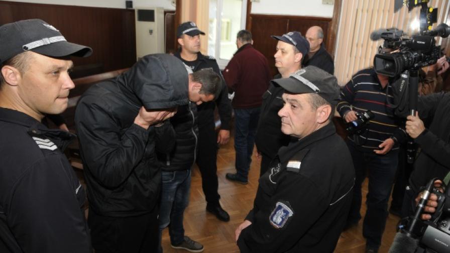 Пуснаха 2-ма от задържаните за обира от пощата в Хасково