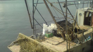 Хванаха риболовен кораб с трал на борда