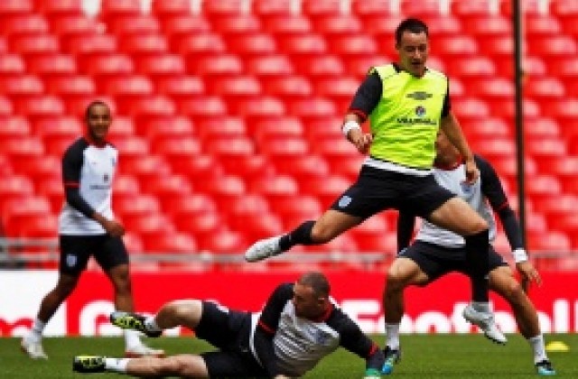 Джон Тери защити Анди Керъл