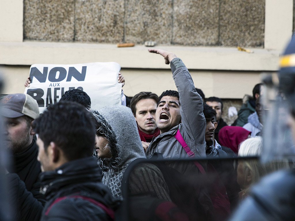 Френският президент Франсоа Оланд заяви в събота, че имигрантският лагер в Париж скоро ще бъде евакуиран.