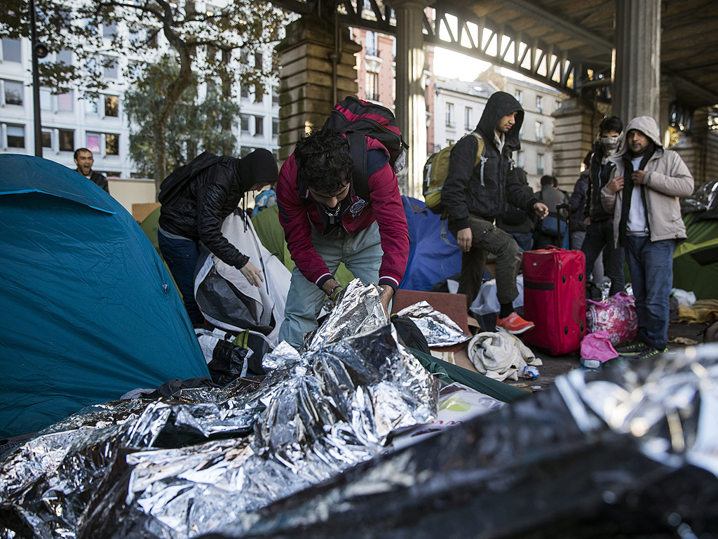 Хуманитарни организации изтъкват, че някои от имигрантите в Париж са наскоро напуснали раздигнатия лагер в Кале, макар че Оланд заяви, че повечето наскоро са пристигнали от Либия.