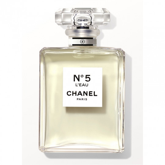 Chanel N°5 L"eau: Цветно-свеж аромат, енергичен и динамичен, за да бъде носен с категорична семплост и лекота. Искрящи върхови нотки с изобилие от цитруси: лимон, мандарина, портокал, нероли и алдехиди. Изключително цветно сърце с подписа на Chanel (роза и жасмин), освежено от нова, плодова иланг-иланг нотка: роза, жасмин, иланг-иланг. Енергична основа с динамични дървесни нотки придружени от меки памучни нотки: кедър и бял мускус.