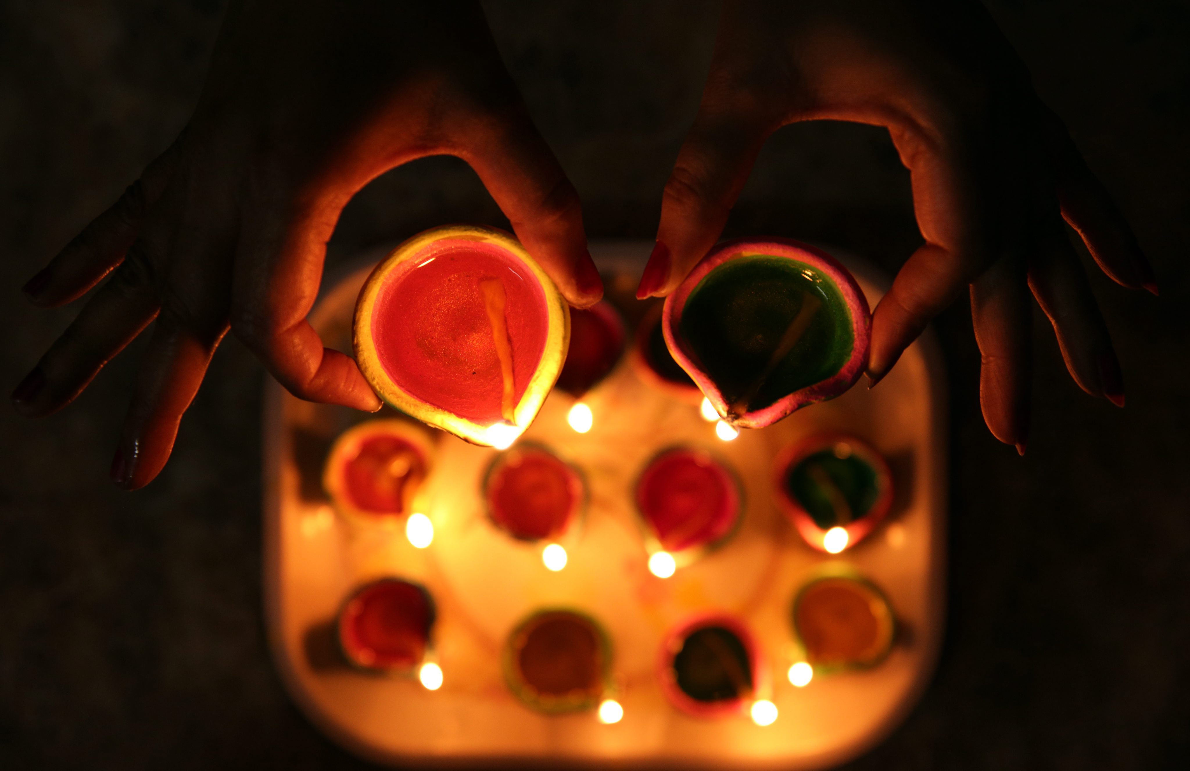 Дивали е най-големият индийски и индуистки празник, равносилен на християнската Коледа. Дивали е известен като „фестивал на светлината“ и е един от най-важните религиозни празници за хиндусите – те винаги го чакат с нетърпение и го празнуват цели 5 дни в края на октомври и средата на ноември в зависимост от религиозния им календар.