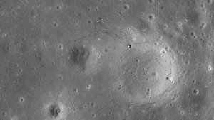 Корабиблизнаци на НАСА картографират вътрешността на Луната