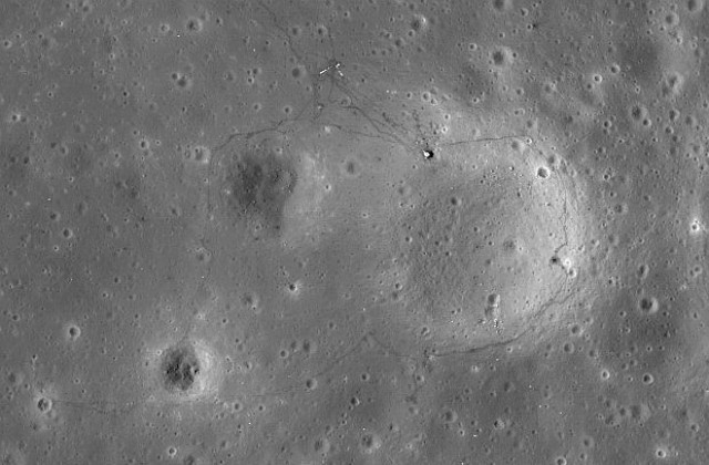 Кораби-близнаци на НАСА картографират вътрешността на Луната
