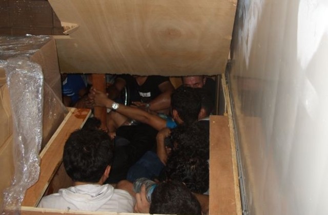 Гранични полицаи задържаха 17 души, укрити в автомобил